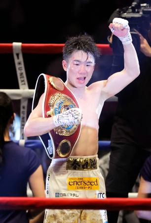 　ＷＢＯスーパーフライ級王座決定戦で判定勝ちし、３階級制覇を達成した寺地拳四朗＝両国国技館