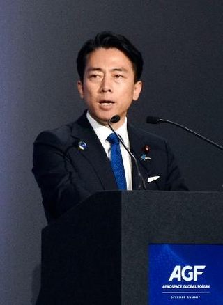 　ファンボロー国際航空ショーの会場で基調講演する小泉防衛相＝２０日、英南部ファンボロー（共同）