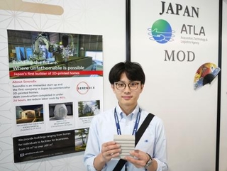　英ファンボロー国際航空ショーで、３Ｄプリンターを活用してシェルターを建設する技術をアピールするセレンディクスの佐藤蒼士ＣＯＯ＝２０日（共同）