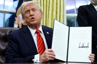 　ホワイトハウスで、アルミニウムに関税を課す布告に署名したトランプ米大統領＝２０２５年２月、ワシントン（ロイター＝共同）