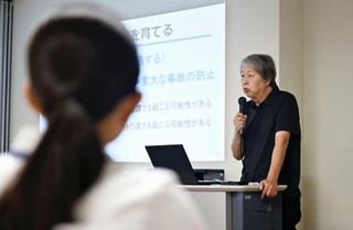 　兵庫県明石市の新人職員に講話する下村誠治さん＝２１日午前、兵庫県明石市