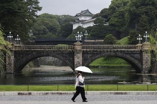 　皇居前広場を訪れた人＝１７日午後