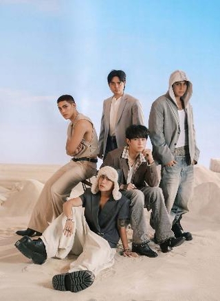 　フィリピンの男性アイドルグループ「ＳＢ１９」。後段中央がリーダーのパブロさん（１Ｚエンタテインメント提供・共同）