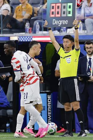 サッカーＷ杯、米国-パラグアイ戦で第４審判を務めた荒木友輔さん＝ロサンゼルス（共同）