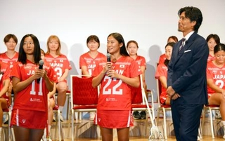 　記者会見に臨んだラクロス女子の（手前左から）中沢こころとねがい。右は父の中沢佑二さん＝２１日、東京都品川区