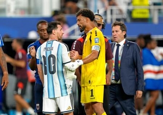 　決勝トーナメント１回戦で延長の末にアルゼンチンに敗れ、メッシ（１０）と健闘をたたえ合うカボベルデのＧＫボジニャ＝３日、マイアミ（共同）