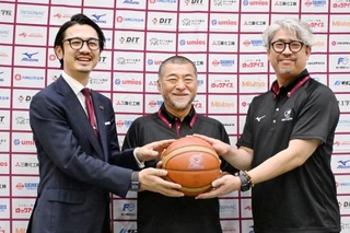 　写真に納まるバスケットボールＢ１川崎の桶谷大監督（中央）＝２１日、川崎市
