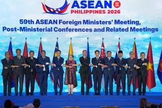 　東南アジア諸国連合（ＡＳＥＡＮ）外相会議の開会式で写真撮影に応じる外相ら＝２１日、フィリピン・マニラ（ＡＰ＝共同）