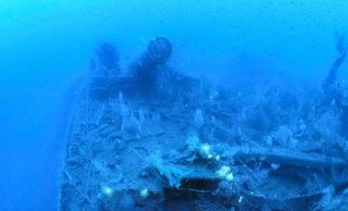 　熊本県天草市沖で撮影された軽巡洋艦「長良」とみられる船体の先端付近＝２１日（伊左治佳孝さん提供）