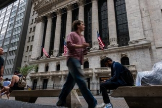 　ニューヨーク証券取引所の前を行き交う人々＝２１日、米ニューヨーク（ゲッティ＝共同）