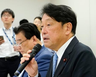 　社会保障国民会議の実務者会議後、記者団の取材に応じる自民党の小野寺税調会長＝２２日午前、国会