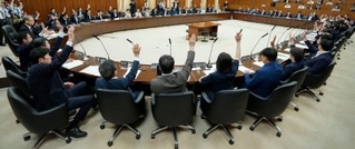 　憲法改正の手続きを定めた国民投票法の改正案を可決した参院憲法審査会＝２２日午前