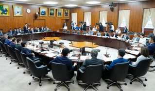 　「副首都」構想関連法案が審議入りした参院沖縄北方・地方特別委＝２２日午前