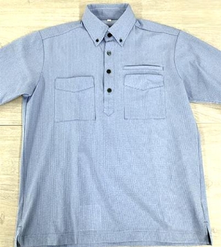 　ＪＲ西日本で駅員や乗務員の服装に試験導入されるポロシャツ（同社提供）