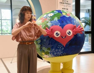 　花博のマスコットキャラクター「トゥンクトゥンク」を意味する手話を考案した湊里香さん＝２２日午前、横浜市