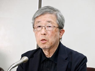 　記者会見する飯村豊さん＝２２日午後、東京・霞が関の司法記者クラブ