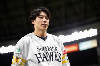 　オールスター戦のプラスワン投票で選出され、取材に応じるソフトバンク・柳田＝２２日、みずほペイペイドーム