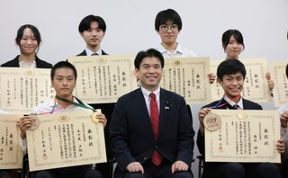 　松本文科相（前列中央）と写真に納まる栗林輝さん（同右）ら＝２２日午後、東京都千代田区