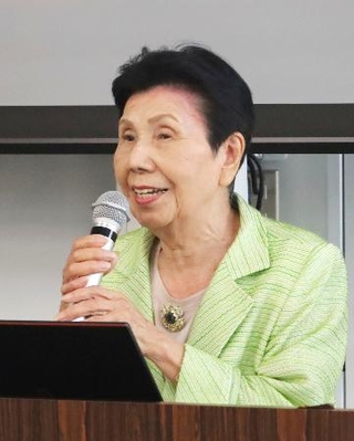 　愛知県立大で講演する袴田巌さんの姉ひで子さん＝２２日午後、長久手市