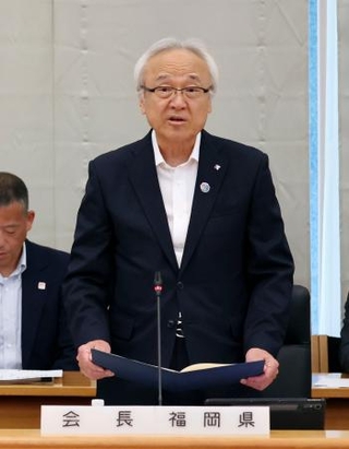 　全国都道府県議会議長会の総会で陳謝する、福岡県議会の蔵内勇夫議長＝２２日午後、東京都千代田区