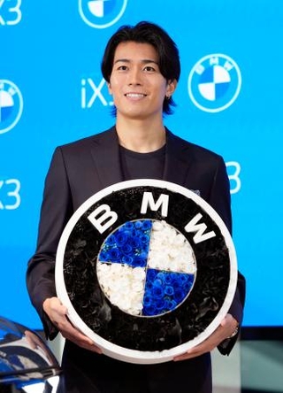 　ＢＭＷの新型ＥＶの発表イベントに登場したサッカー日本代表の中村敬斗選手＝２２日午後、東京都港区