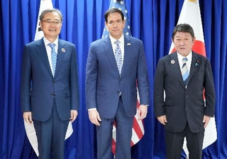 　ルビオ米国務長官（中央）、韓国の趙顕外相（左）と記念写真に納まる茂木外相＝２２日、マニラ（外務省提供、共同）