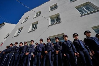 　ナチス・ドイツの独裁者アドルフ・ヒトラーの生家を改修した警察署の前に立つ警察官＝２２日、オーストリア・ブラウナウ（ＡＰ＝共同）