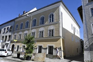 　改修前のアドルフ・ヒトラーの生家＝２０２３年９月、オーストリア・ブラウナウ（共同）