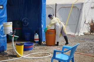 　コンゴ（旧ザイール）東部イトゥリ州ブニアで、エボラ出血熱の対応に当たる医療従事者＝２０日（ＡＰ＝共同）