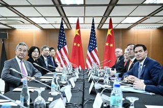 　会談に臨むルビオ米国務長官（右手前）と中国の王毅外相（左手前）＝２２日、マニラ（ロイター＝共同）