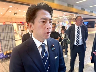 　ＮＡＴＯ本部で記者団の取材に応じる小泉防衛相＝２２日、ブリュッセル（共同）