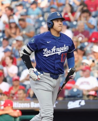 　フィリーズ戦の１回、一直に倒れたドジャース・大谷＝フィラデルフィア（共同）
