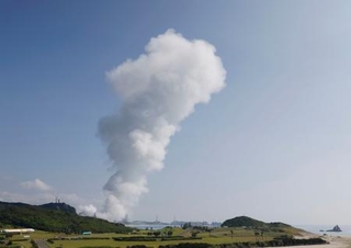 　鹿児島県の種子島宇宙センターで行われた小型固体燃料ロケット「イプシロンＳ」のエンジン燃焼試験＝２３日午前
