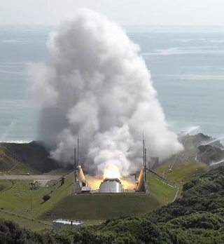　鹿児島県の種子島宇宙センターで行われた小型固体燃料ロケット「イプシロンＳ」のエンジン燃焼試験＝２３日午前（ＪＡＸＡ提供）