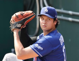 　ブルペンで投球練習するドジャース・大谷＝フィラデルフィア（共同）