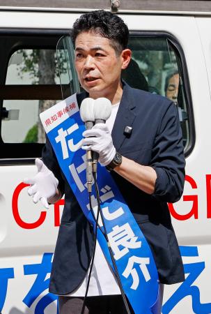 　演説する武田良介氏＝２３日午前、長野市