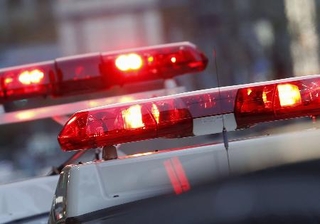 　警察車両の赤色