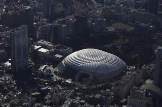 　東京都文京区の東京ドーム（中央）
