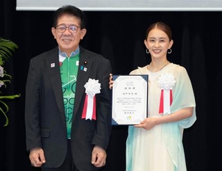 　自転車アンバサダーに任命され、金子国交相（左）と写真に納まる元体操選手の田中理恵さん＝２３日午後、東京都千代田区
