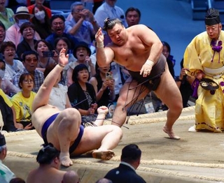 　霧島がとったりで大の里を破る＝ＩＧアリーナ