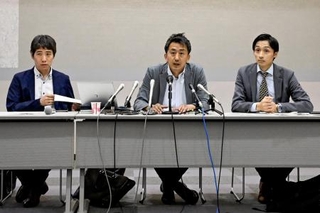　記者会見する原告側の弁護士＝２３日午後、高松市