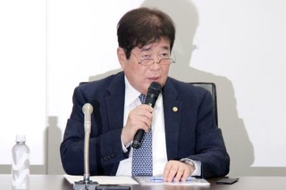 　記者会見する今治造船の檜垣幸人社長＝２３日午後、東京都港区