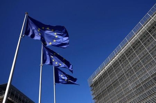 　ＥＵ欧州委員会の本部に掲げられたＥＵの旗＝４月、ブリュッセル（ロイター＝共同）