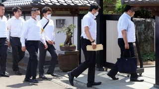 　家宅捜索で住吉会系組織の事務所に入る捜査員ら＝２３日午後、宮城県石巻市