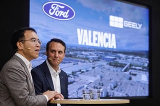 　２３日、スペイン・バルセロナ近郊で記者会見する吉利汽車とフォード・モーターの幹部（ゲッティ＝共同）