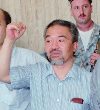 　１９９７年６月、ベイルート地裁で開かれた初公判でガッツポーズする日本赤軍の岡本公三容疑者（共同）