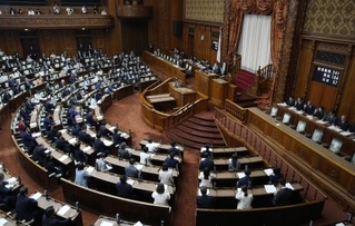 　改正皇室典範を可決、成立した参院本会議＝１７日