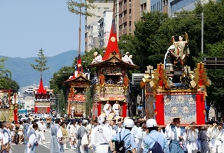 　祇園祭・後祭の「山鉾巡行」＝２４日午前、京都市