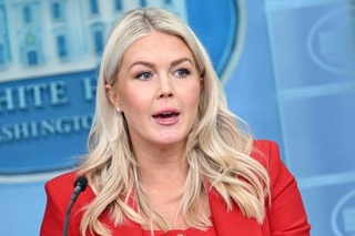 　米ホワイトハウスで記者会見するレビット大統領報道官＝２３日、ワシントン（ゲッティ＝共同）