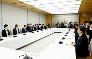 　首相官邸で開かれた外国人政策の関係閣僚会議＝２４日午前